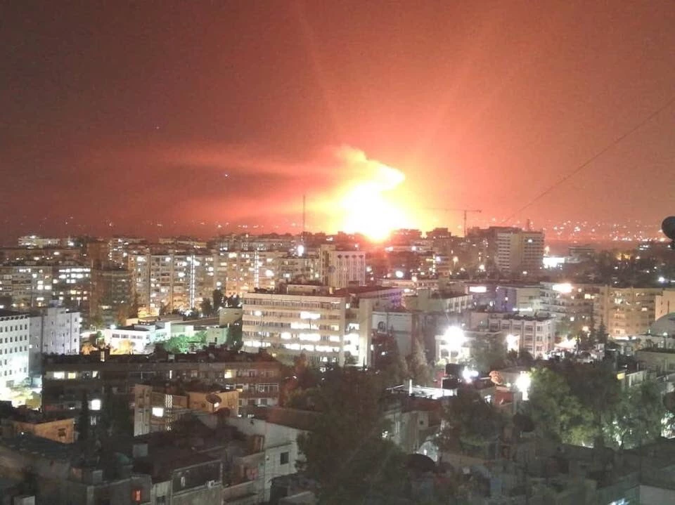 Ισχυρές εκρήξεις στη Δαμασκό – Επίθεση στη Συρία από Ισραηλινά μαχητικά – Βομβάρδισαν στρατιωτικό αεροδρόμιο